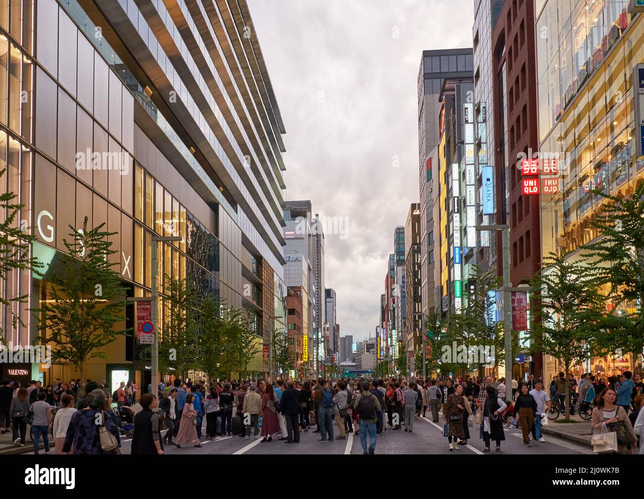 Die belebte Straße von Ginza Einkaufsviertel am Abend. Chuo. Tok Stockfoto