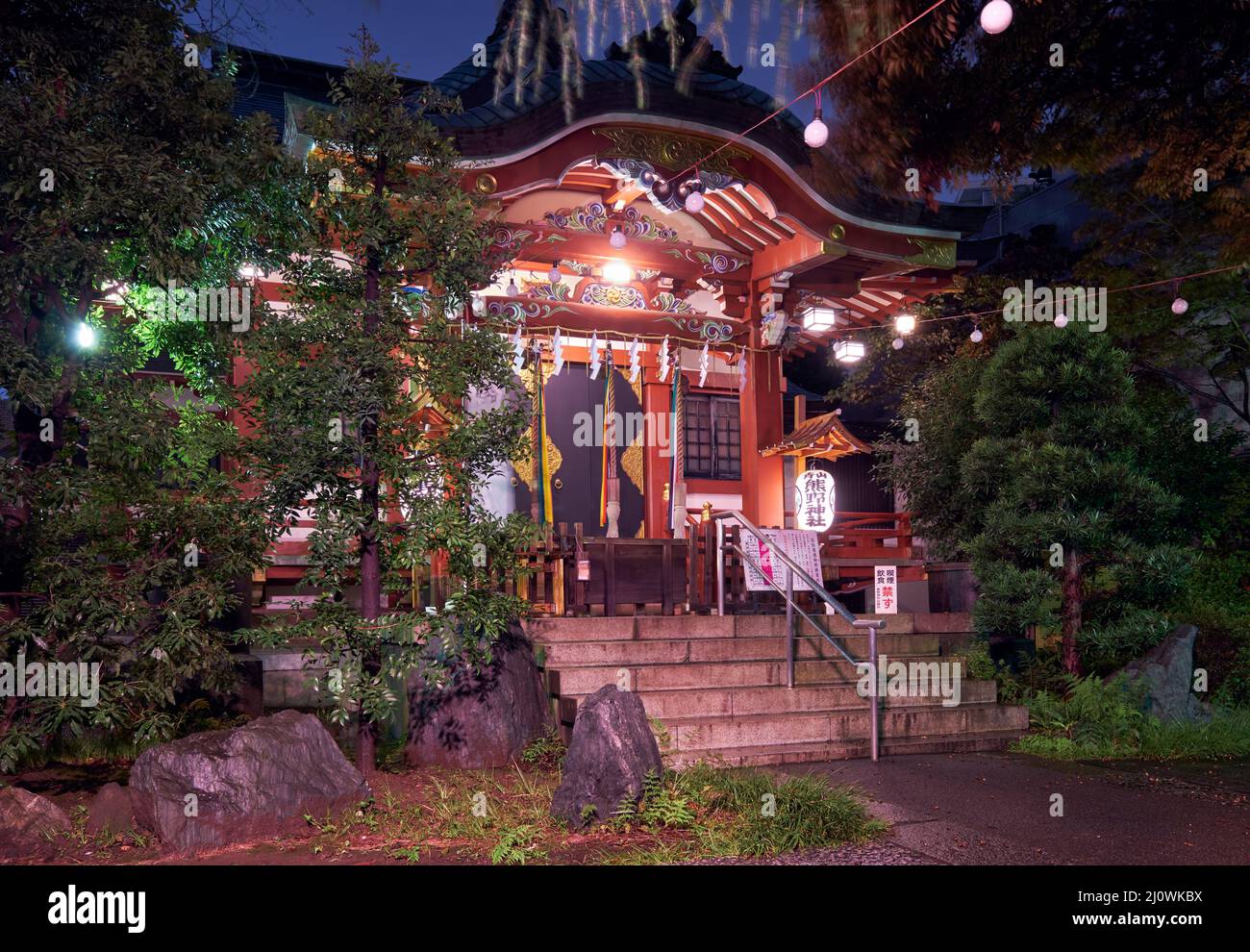 Kleiner lokaler Schrein in Shibuya in der Nacht. Tokio. Japan Stockfoto