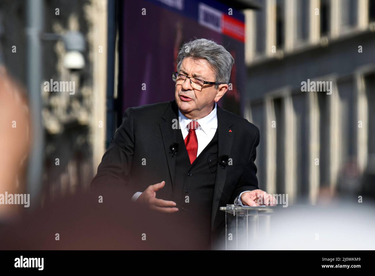 Paris, Frankreich. 20. März 2022. Der linksextreme Kandidat Jean-Luc Melenchon (La France Insoumise, LFI) hält während seines Treffens nach einem marsch für die 6.. (VIII.) Republik von der Bastille zum Place de la Republique, drei Wochen vor der ersten Runde der französischen Präsidentschaftswahlen, am 20. März 2022 in Paris, Frankreich, eine Rede. Kredit: Victor Joly/Alamy Live Nachrichten Stockfoto
