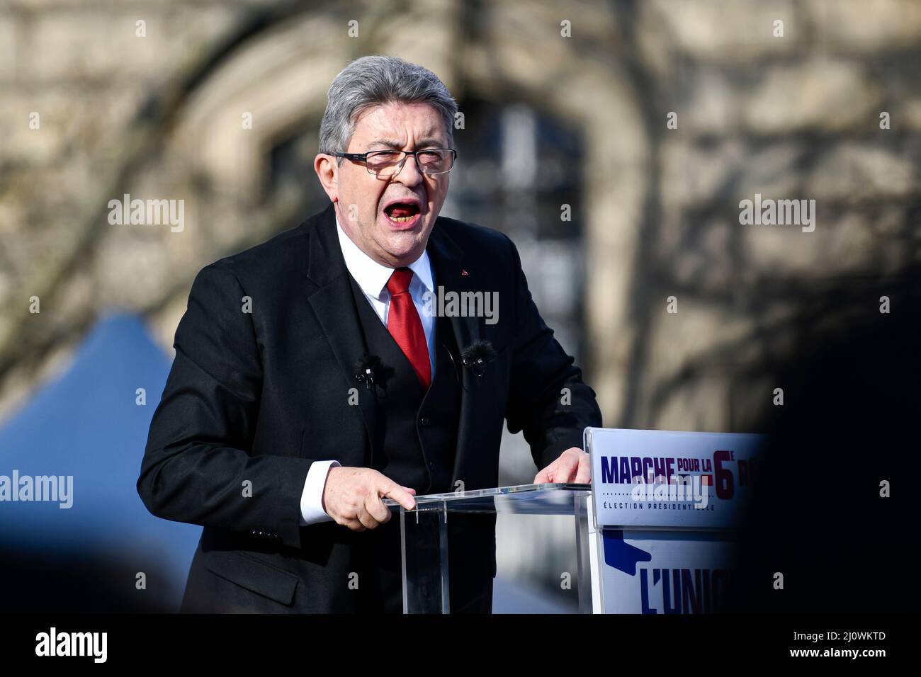 Paris, Frankreich. 20. März 2022. Der linksextreme Kandidat Jean-Luc Melenchon (La France Insoumise, LFI) hält während seines Treffens nach einem marsch für die 6.. (VIII.) Republik von der Bastille zum Place de la Republique, drei Wochen vor der ersten Runde der französischen Präsidentschaftswahlen, am 20. März 2022 in Paris, Frankreich, eine Rede. Kredit: Victor Joly/Alamy Live Nachrichten Stockfoto