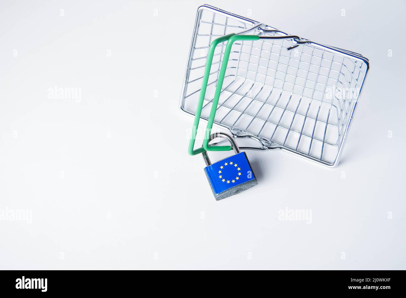 EU-Sanktionen. Geschlossenes Vorhängeschloss mit EU-Flagge. Stornierung von Lieferungen von Produkten aus der Europäischen Union. Sanktionskorb. Lieferung wird geschlossen Stockfoto