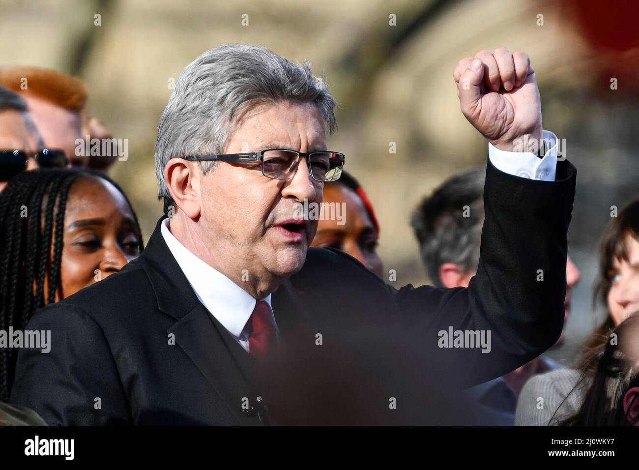 Paris, Frankreich. 20. März 2022. Der linksextreme Kandidat Jean-Luc Melenchon (La France Insoumise, LFI) hält während seines Treffens nach einem marsch für die 6.. (VIII.) Republik von der Bastille zum Place de la Republique, drei Wochen vor der ersten Runde der französischen Präsidentschaftswahlen, am 20. März 2022 in Paris, Frankreich, eine Rede. Kredit: Victor Joly/Alamy Live Nachrichten Stockfoto