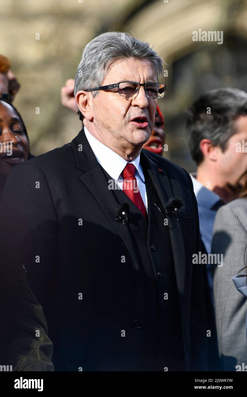 Paris, Frankreich. 20. März 2022. Der linksextreme Kandidat Jean-Luc Melenchon (La France Insoumise, LFI) hält während seines Treffens nach einem marsch für die 6.. (VIII.) Republik von der Bastille zum Place de la Republique, drei Wochen vor der ersten Runde der französischen Präsidentschaftswahlen, am 20. März 2022 in Paris, Frankreich, eine Rede. Kredit: Victor Joly/Alamy Live Nachrichten Stockfoto