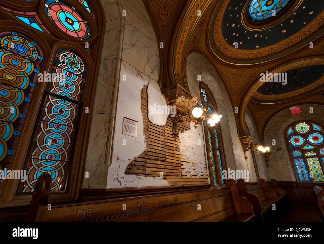 Nicht restaurierter Teil der Mauer, der zeigt, wie die Synagoge vor der Restaurierung aussah. Eldridge Street Synagogue, Lower East Side, Manhattan, New York Stockfoto