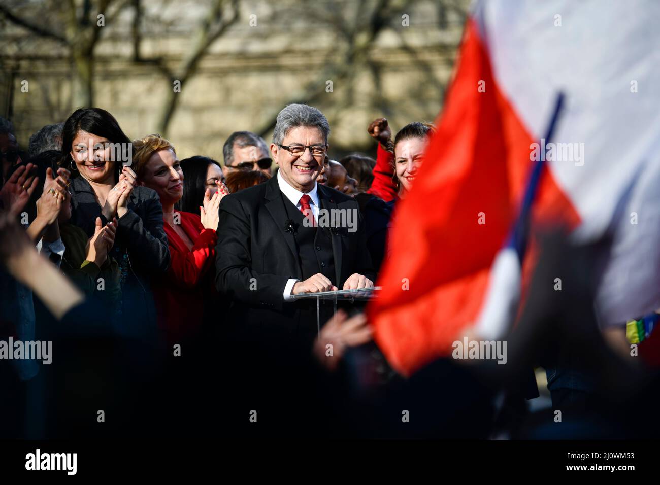 Paris, Frankreich. 20. März 2022. Der linksextreme Kandidat Jean-Luc Melenchon (La France Insoumise, LFI) hält während seines Treffens nach einem marsch für die 6.. (VIII.) Republik von der Bastille zum Place de la Republique, drei Wochen vor der ersten Runde der französischen Präsidentschaftswahlen, am 20. März 2022 in Paris, Frankreich, eine Rede. Kredit: Victor Joly/Alamy Live Nachrichten Stockfoto