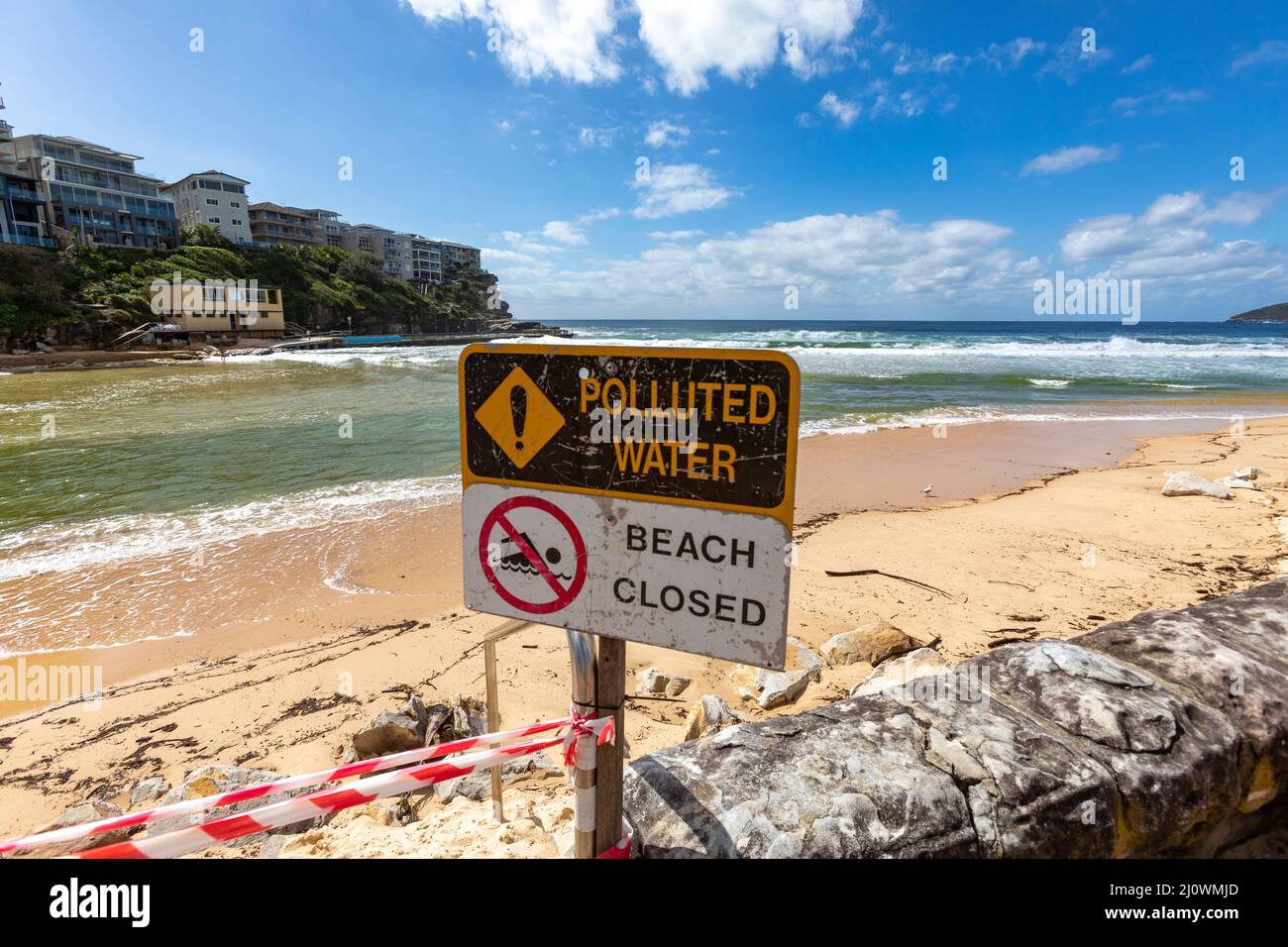 Queenscliff Beach in Manly Sydney ist wegen verschmutztem Wasser aufgrund der Überschwemmungen und heftigen Regenfälle im März 2022, NSW, Australien, geschlossen Stockfoto