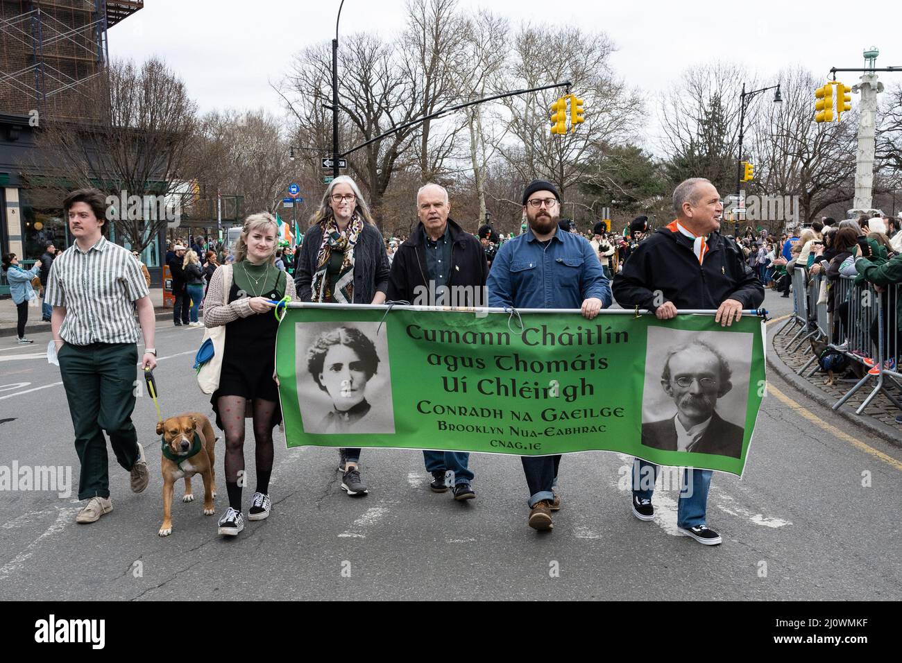 New York, USA. 20. März 2022. Irische Amerikaner marschieren am 20. März 2022 bei der St. Patrick's Day Parade im Park Slope-Viertel von Brooklyn, New York. (Foto von Gabriele Holtermann/Sipa USA) Quelle: SIPA USA/Alamy Live News Stockfoto