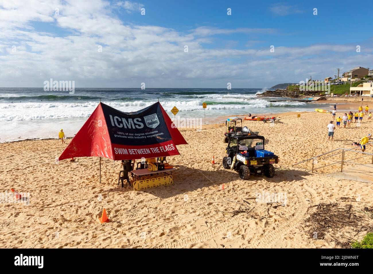 South Curl Curl Beach in Sydney und Surfrescue Schattenzelt und Strandbuggy, mit Aktivitäten für Kinder, NSW, Australien Stockfoto