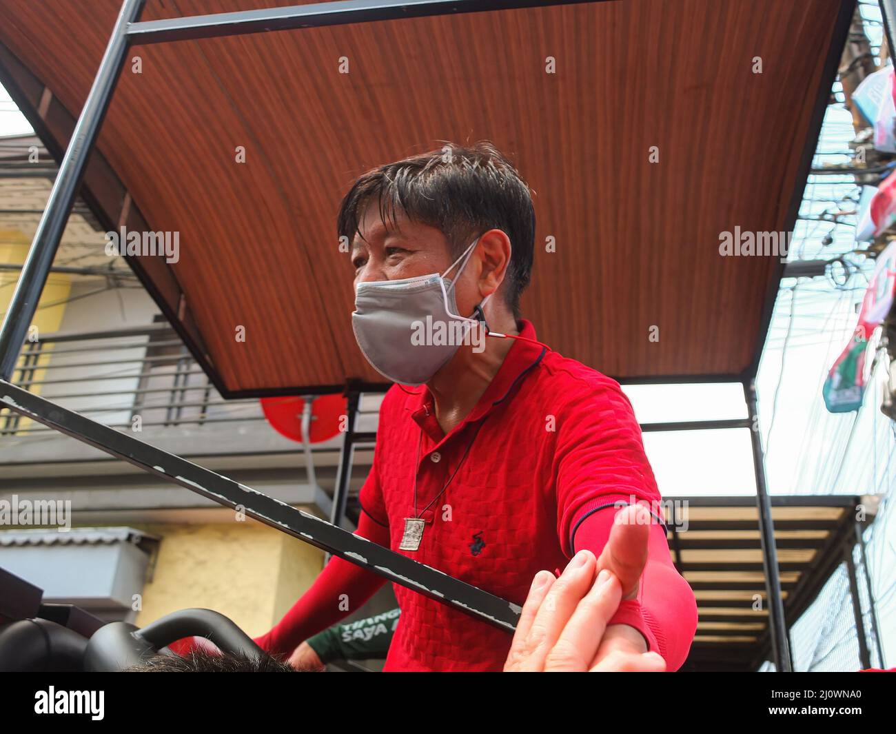 Der Präsidentschaftskandidat Bongbong Marcos Jr. gab seinem Unterstützer eine hohe fünf. Bongbong Marcos Jr. besucht die Städte Navotas und Malabon im Rahmen der Kampagne „Metro Manila“ im Norden von Uniteam. Er ist der einzige Sohn des ehemaligen philippinischen starken Mannes, des Präsidenten Ferdinand Marcos Sr. Und der ehemaligen First Lady Imelda Romualdez Marcos. BBM, ein Akronym von Marcos Jr., sieht den höchsten Sitz der Macht im Land, die Präsidentschaft. Während er in Umfragen zur Präsidentschaftswahl seine Führung behält, träumt er davon, dem Land eine vereinheitlichte Führung zu bieten, wenn er gewinnt. Stockfoto