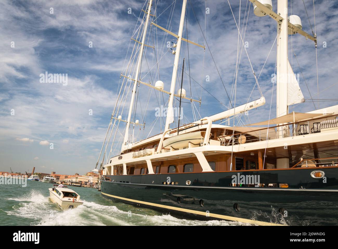 Ein altes Segelschiff aus Holz, das auf der Insel Giudecca, gegenüber dem Markusplatz in Venedig, Italien, festgemacht ist. An einem bewölkten Tag Stockfoto