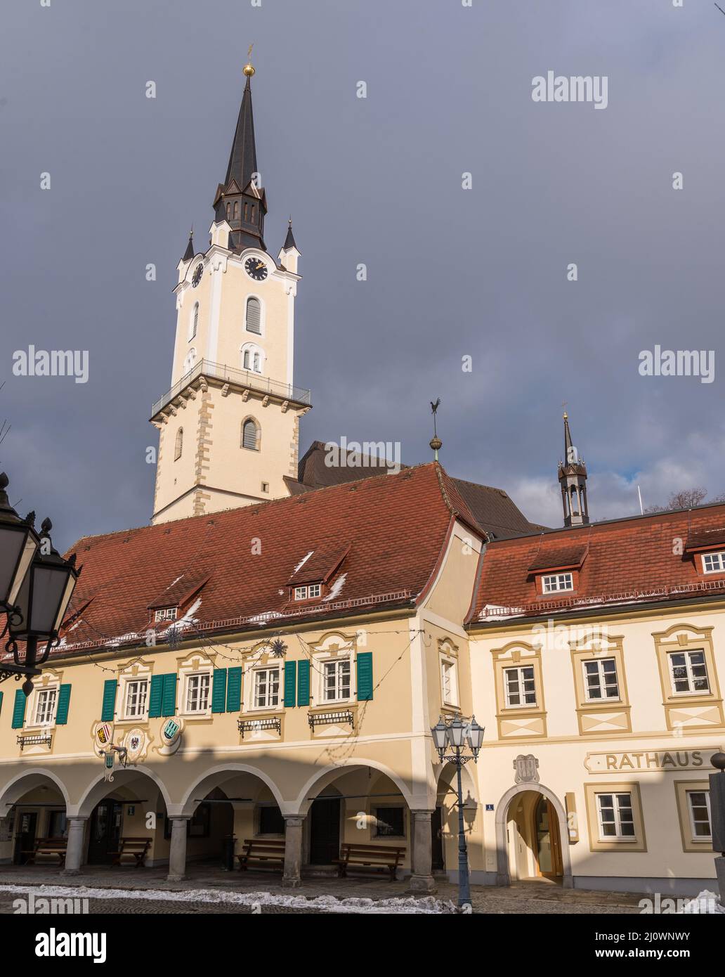 Historische Barockkirche und altes Rathaus im Stadtzentrum von Rohrbach-Berg Stockfoto