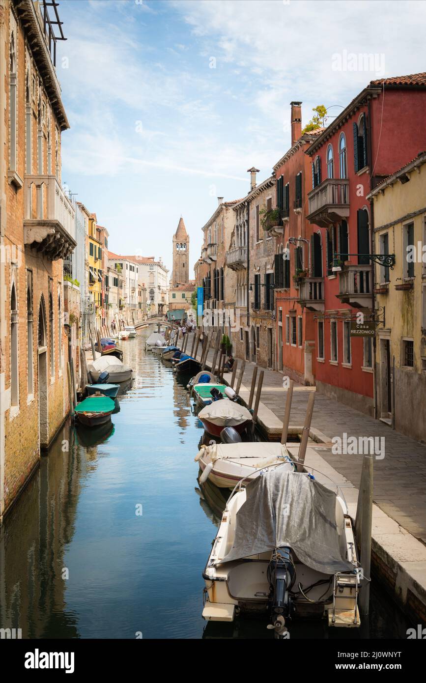 Kleinen Kanal zwischen Häusern in Venedig Stockfoto