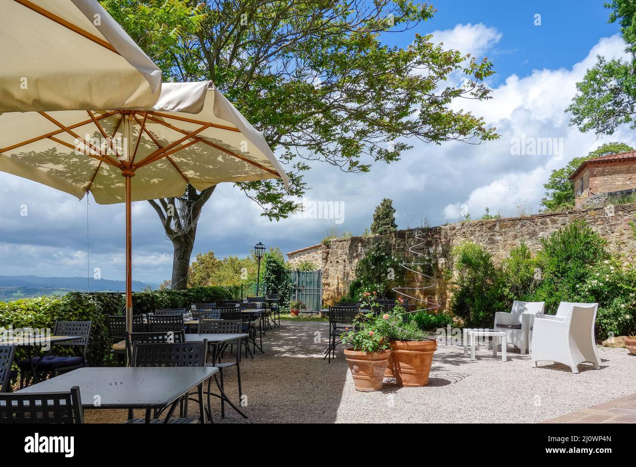 PIENZA, TOSKANA, ITALIEN - MAI 19 : Blick von einem Restaurant in Pienza am 19. Mai 2013 Stockfoto