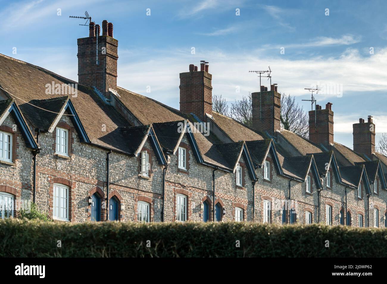 GLYNDE, EAST SUSSEX, Großbritannien - JANUAR 12 : Reihe von Feuersteinhäusern in Glynde, East Sussex, Großbritannien am 12. Januar 2022 Stockfoto