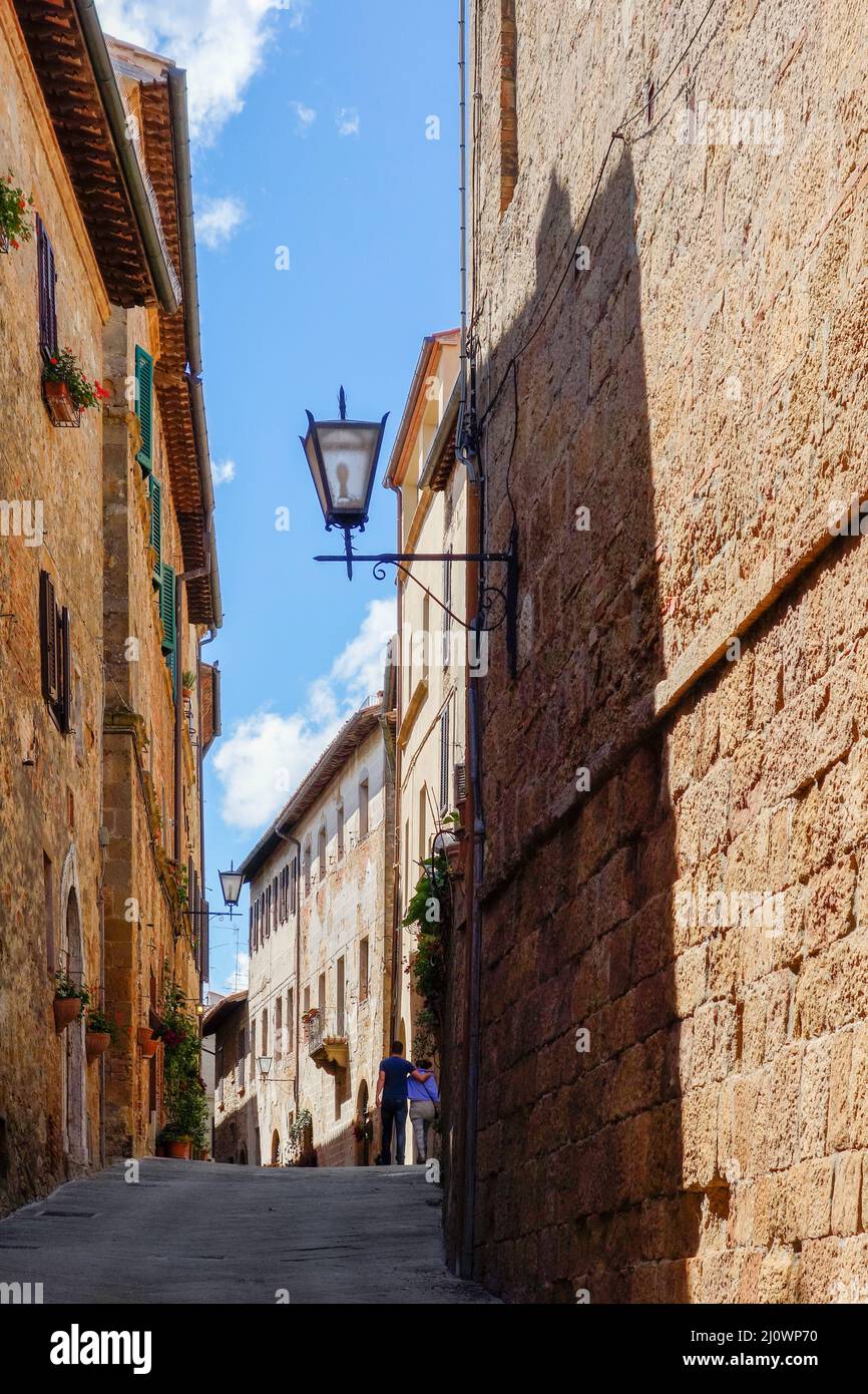 PIENZA, TOSKANA, ITALIEN - MAI 19 : Alte Gebäude in Pienza, Toskana am 19. Mai 2013. Zwei nicht identifizierte Personen Stockfoto