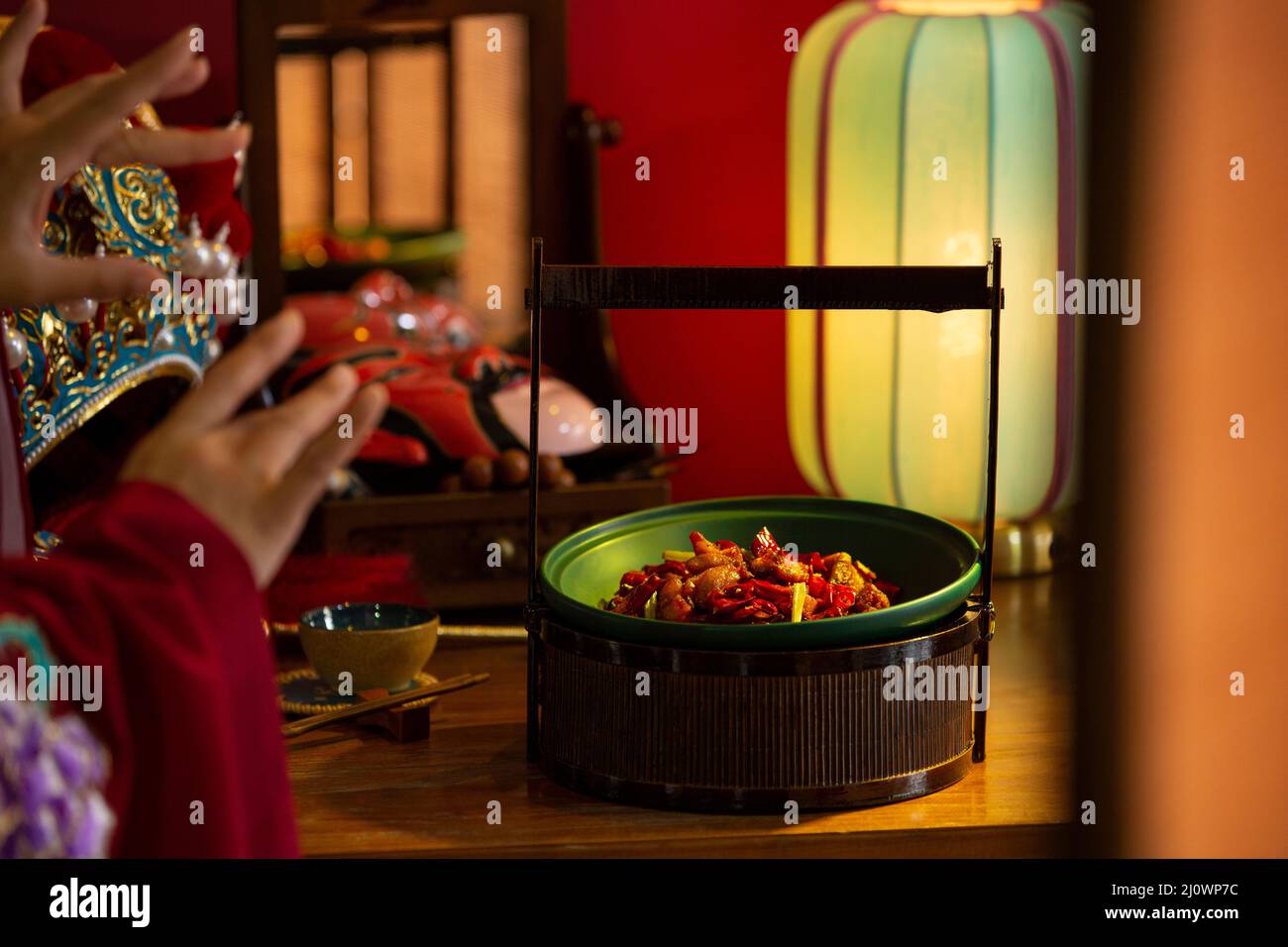 Chinesische Küche, Hühnerwürfel mit roten Chilischoten und Pekinger Oper Stockfoto