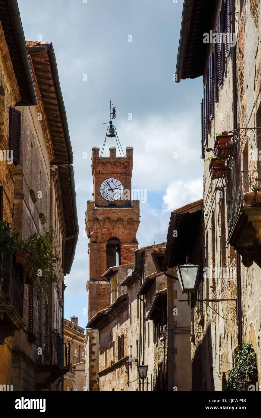 PIENZA, TOSKANA, ITALIEN - MAI 19 : Alter Uhrenturm in Pienza Toskana am 19. Mai 2013 Stockfoto