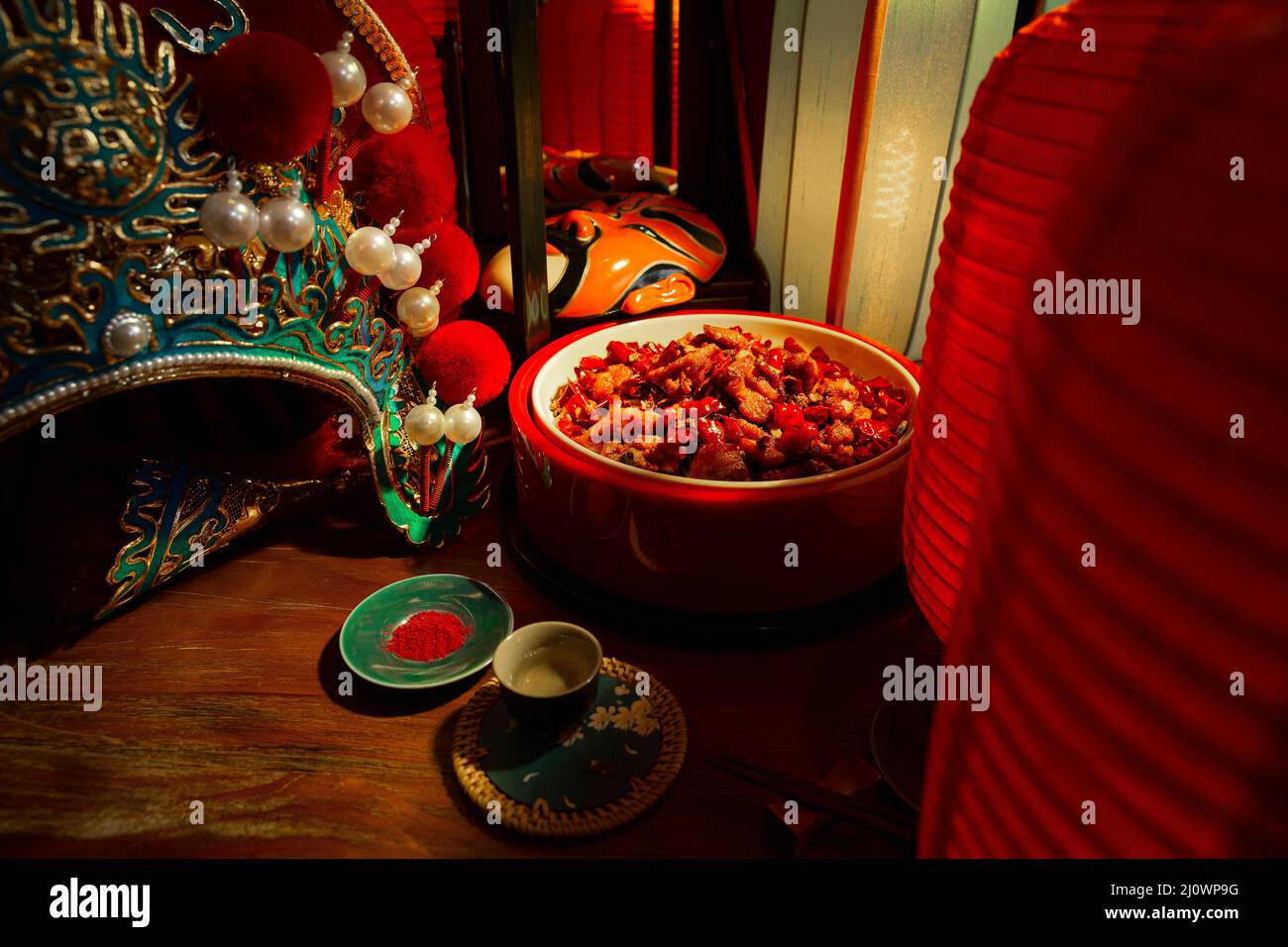 Chinesische Küche, Hühnerwürfel mit roten Chilischoten und Pekinger Oper Stockfoto
