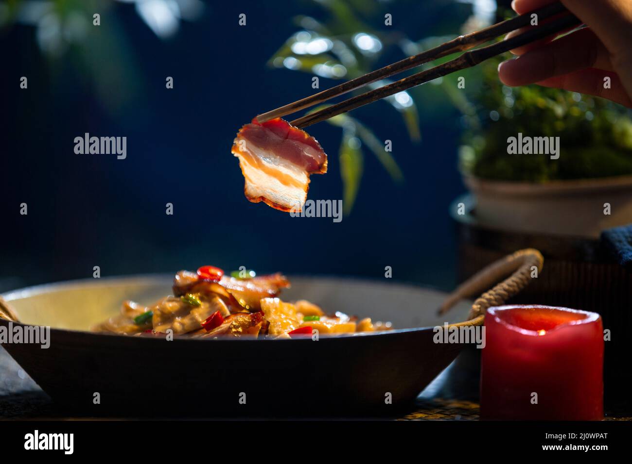 Chinesische Küche, gebratenes, geräuchertes Fleisch mit Bambusschuss Stockfoto