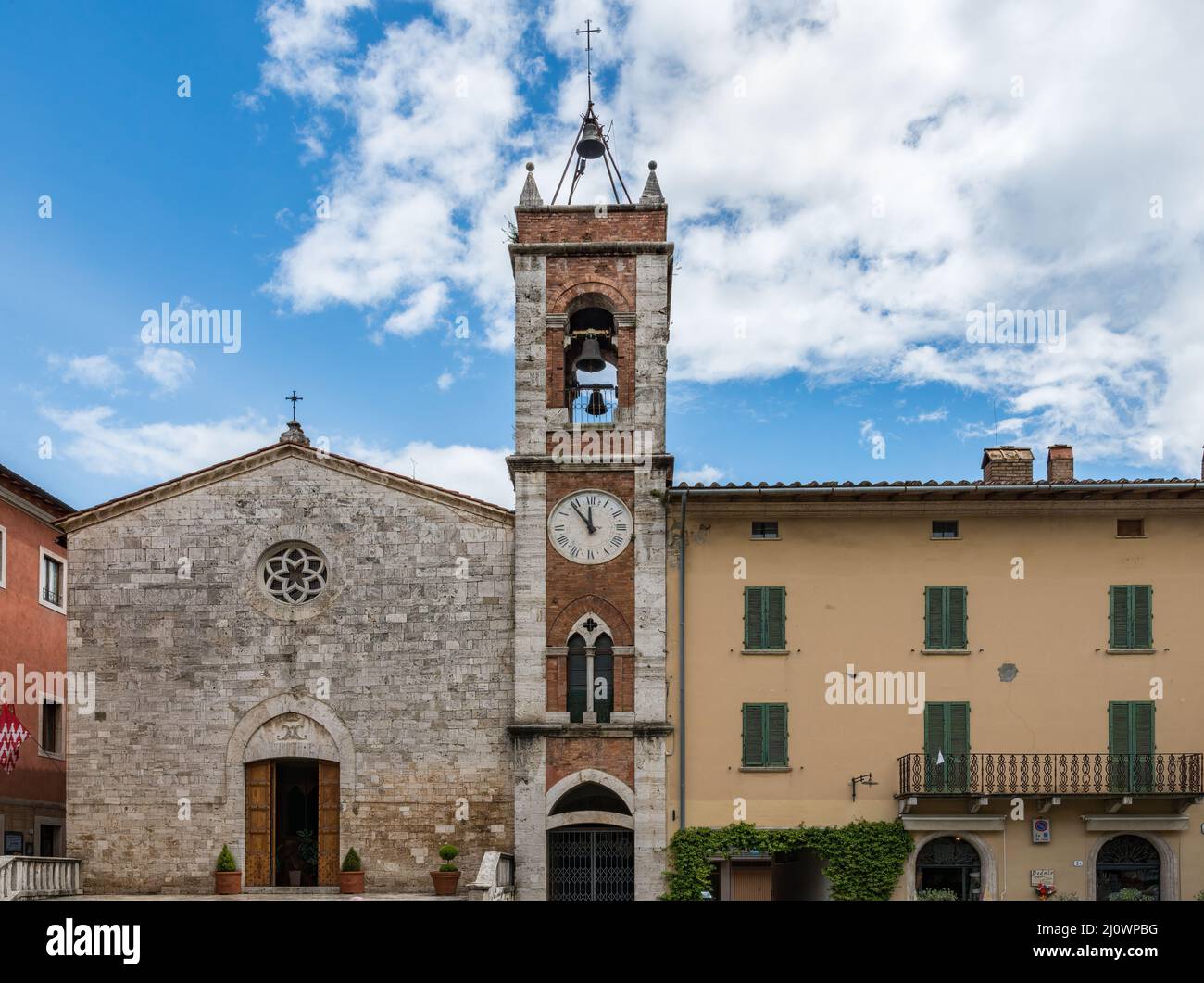 CASTIGLIONE DEL LAGO, PERUGIA VON UMBRIEN, ITALIEN - MAI 20 : Kirche San Francesco Ecke Piazza della Liberta in Castiglione Stockfoto