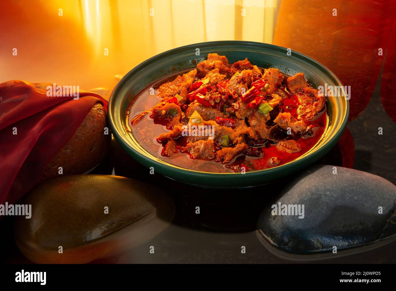 Chinesische Küche, pochiertes, geschnittenes Rindfleisch in heißem Chilliöl Stockfoto