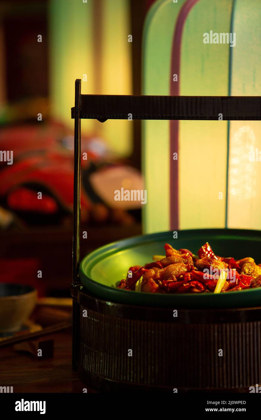Chinesische Küche, Hühnerwürfel mit roten Chilischoten und Pekinger Oper Stockfoto