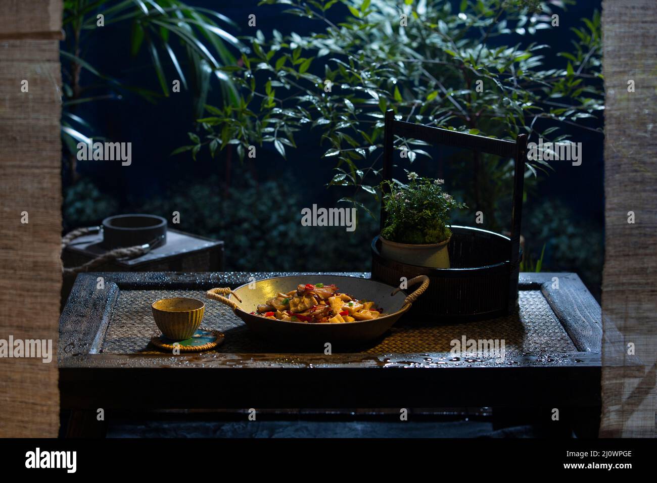 Chinesische Küche, gebratenes, geräuchertes Fleisch mit Bambussprossen Stockfoto