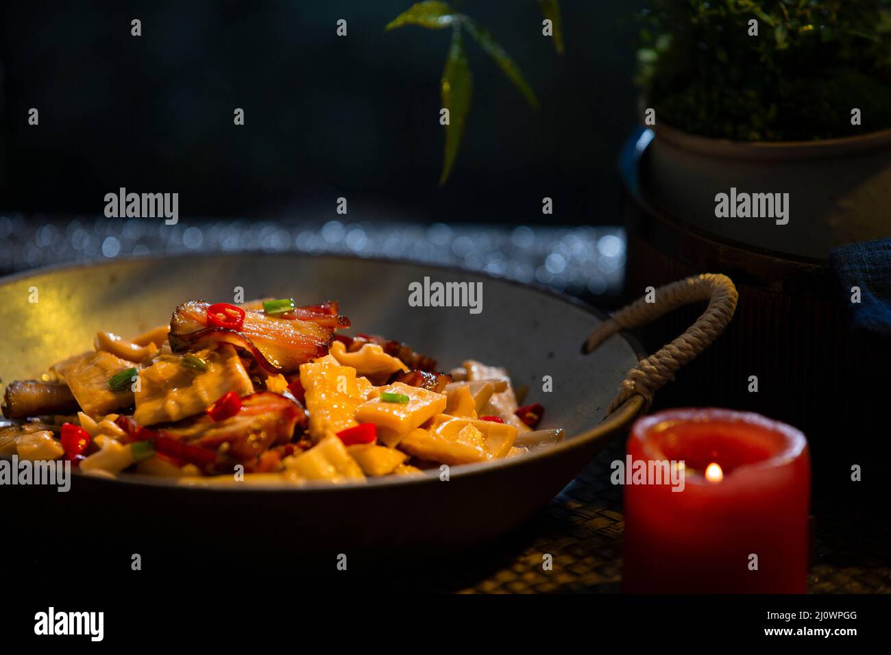 Nahaufnahme der chinesischen Küche, gebratenes, geräuchertes Fleisch mit Bambusschießen Stockfoto