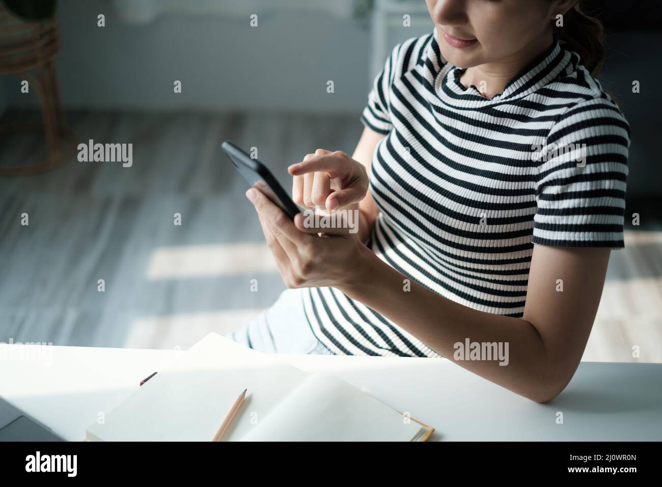 Eine Geschäftsfrau vervollständigt KYC mithilfe eines Online-Banking-Programms, um ein digitales Sparkonto zu eröffnen. Die Definition von Cyber-Sicherheit. Stockfoto