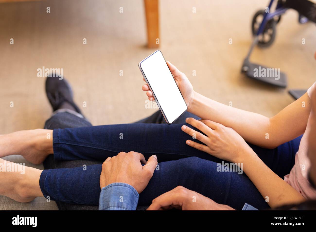 High-Angle-Ansicht des jungen Biracial Paar mit Smartphone mit Kopierplatz auf leerem Bildschirm zu Hause Stockfoto
