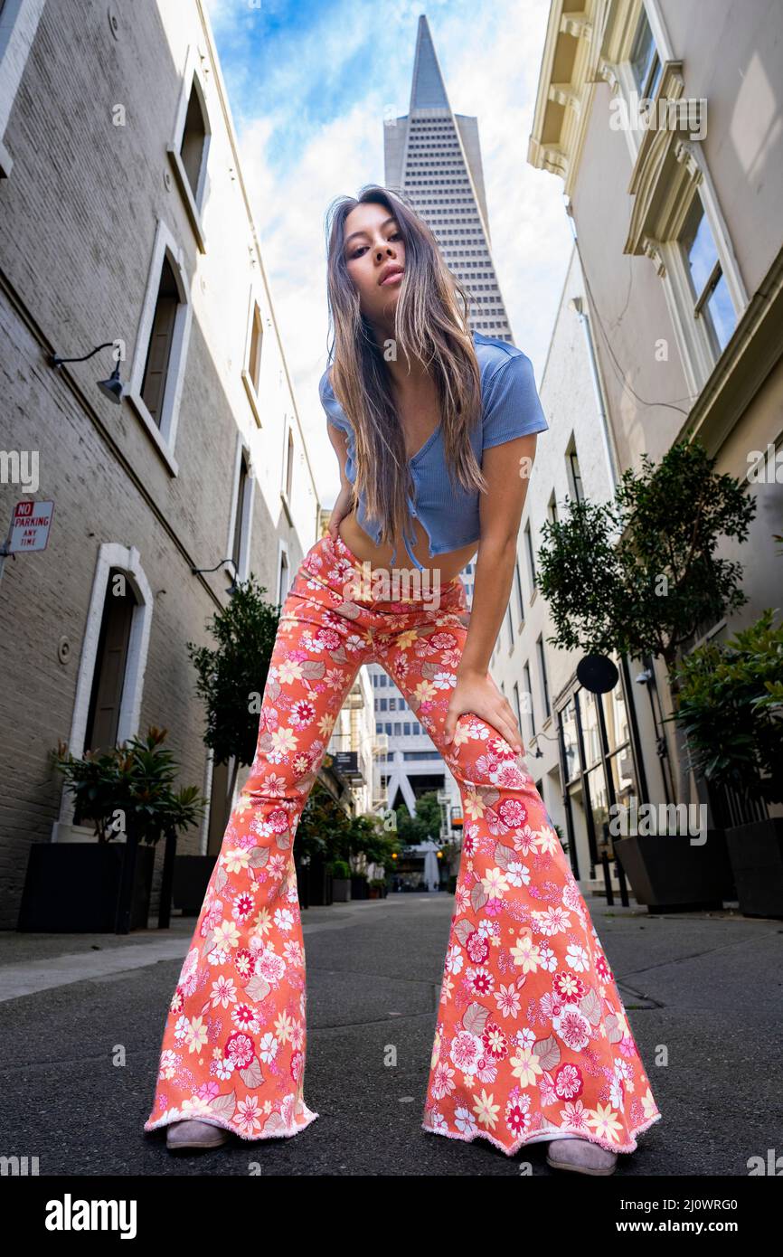 Teenager-Frau trägt Kleidung im Stil 60s mit der legendären Skyline von San Francisco im Hintergrund Stockfoto