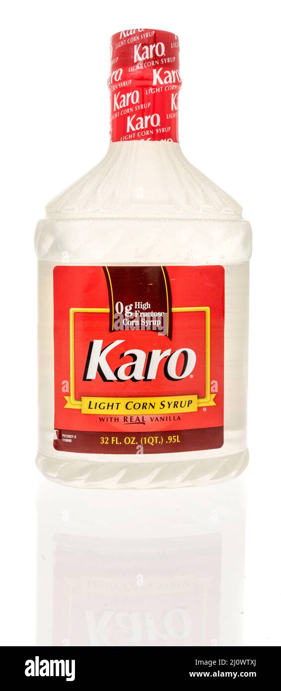Winneconne, WI -19. März 2021: Eine Flasche Karo-leichten Maissirup auf einem isolierten Hintergrund Stockfoto