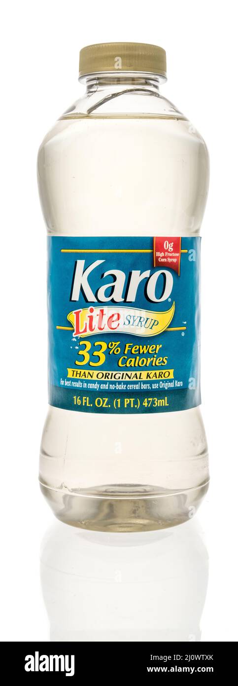 Winneconne, WI -19. März 2021: Eine Flasche Karo light lite Maissirup auf einem isolierten Hintergrund Stockfoto