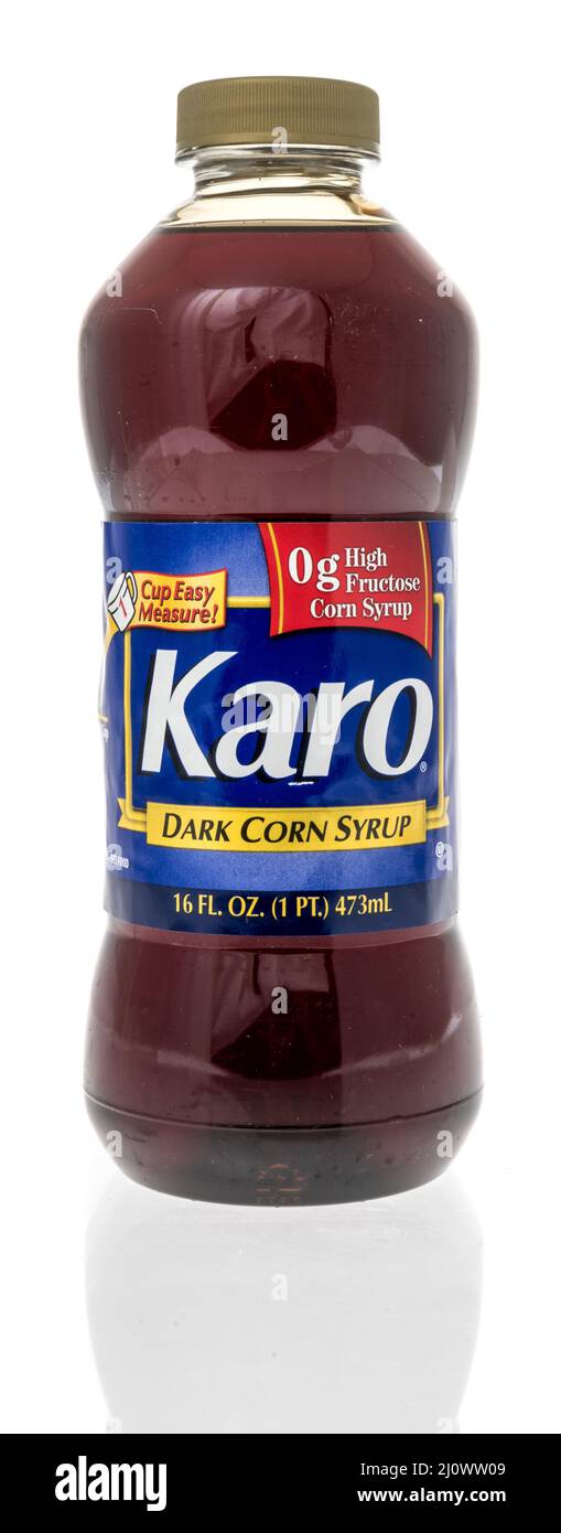 Winneconne, WI -19. März 2021: Eine Flasche Karo-Mais-Sirup auf einem isolierten Hintergrund Stockfoto