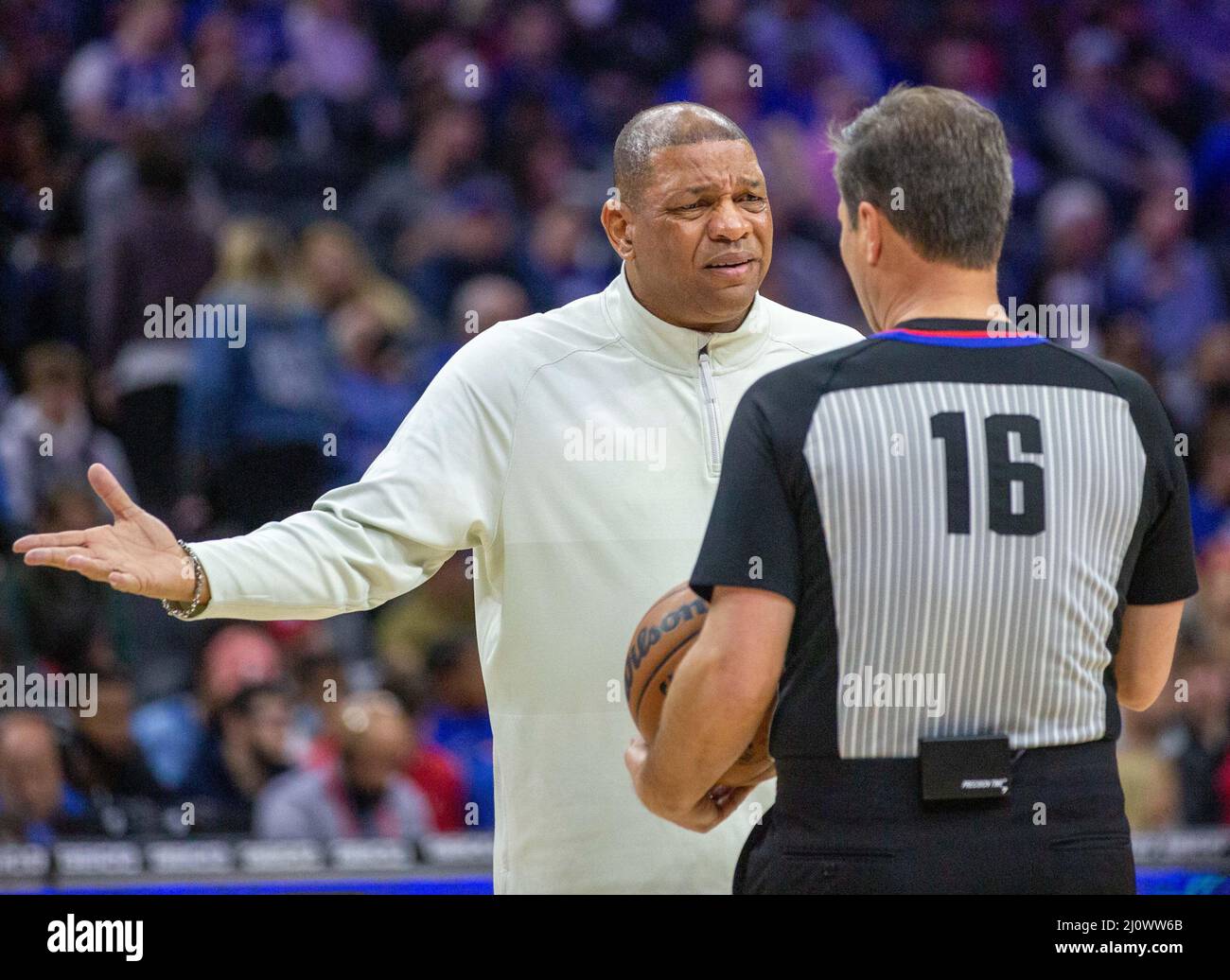 Philadelphia, Usa. 20. März 2022. 76ers'-Trainer Doc risses im Gespräch mit dem Schiedsrichter während des Spiels der National Basketball Association zwischen den Raptors von Philadelphia 76ers und Toronto im Wells Fargo Center in Philadelphia, PA Georgia Soares/SPP Credit: SPP Sport Press Photo. /Alamy Live News Stockfoto