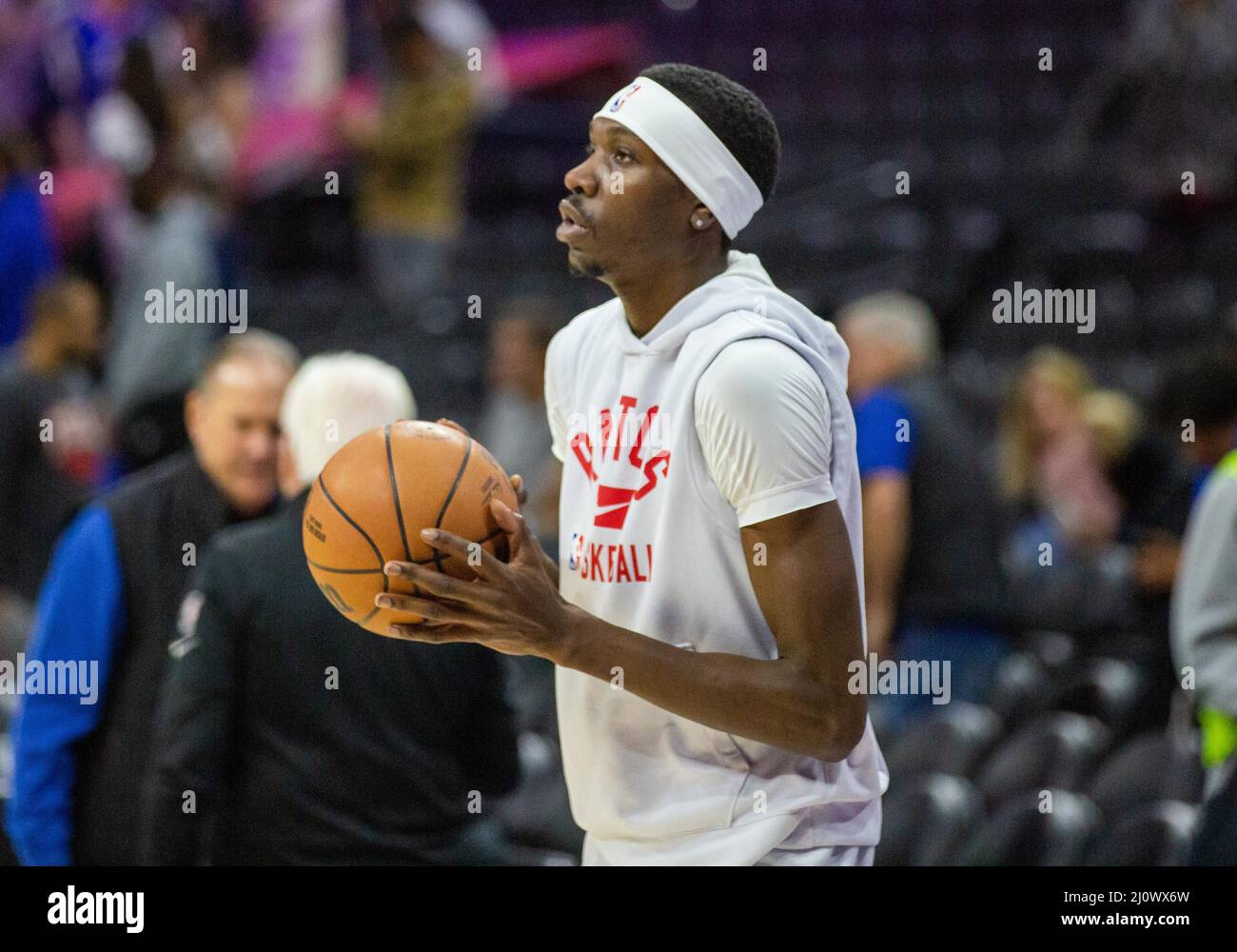 Philadelphia, Usa. 20. März 2022. Chris Bpucher (Raptors 25) Aufwärmen vor dem Spiel der National Basketball Association zwischen den Philadelphia 76ers und Toronto Raptors im Wells Fargo Center in Philadelphia, PA Georgia Soares/SPP Credit: SPP Sport Press Photo. /Alamy Live News Stockfoto