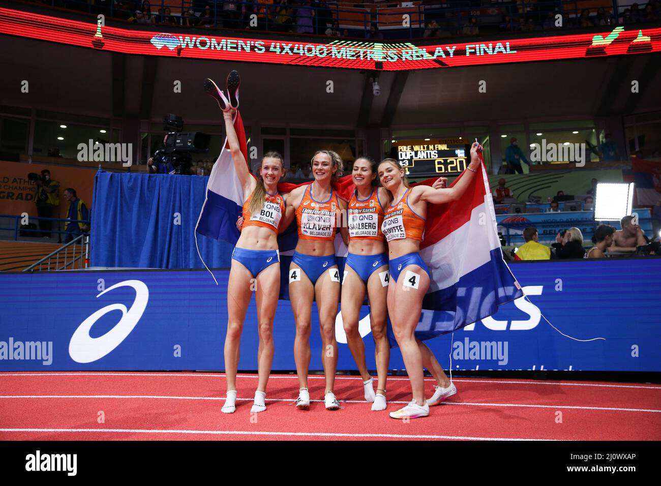 Belgrad, Serbien. 20. März 2022. Femke Bol, Lieke Klaver, Eveline Saalberg und Lisanne de Witte (von L bis R) aus den Niederlanden feiern nach dem 4X400-Meter-Lauf der Frauen bei den Leichtathletik-Hallenweltmeisterschaften Belgrad 2022 in der stark Arena, Belgrad, Serbien, 20. März 2022. Quelle: Zheng Huansong/Xinhua/Alamy Live News Stockfoto