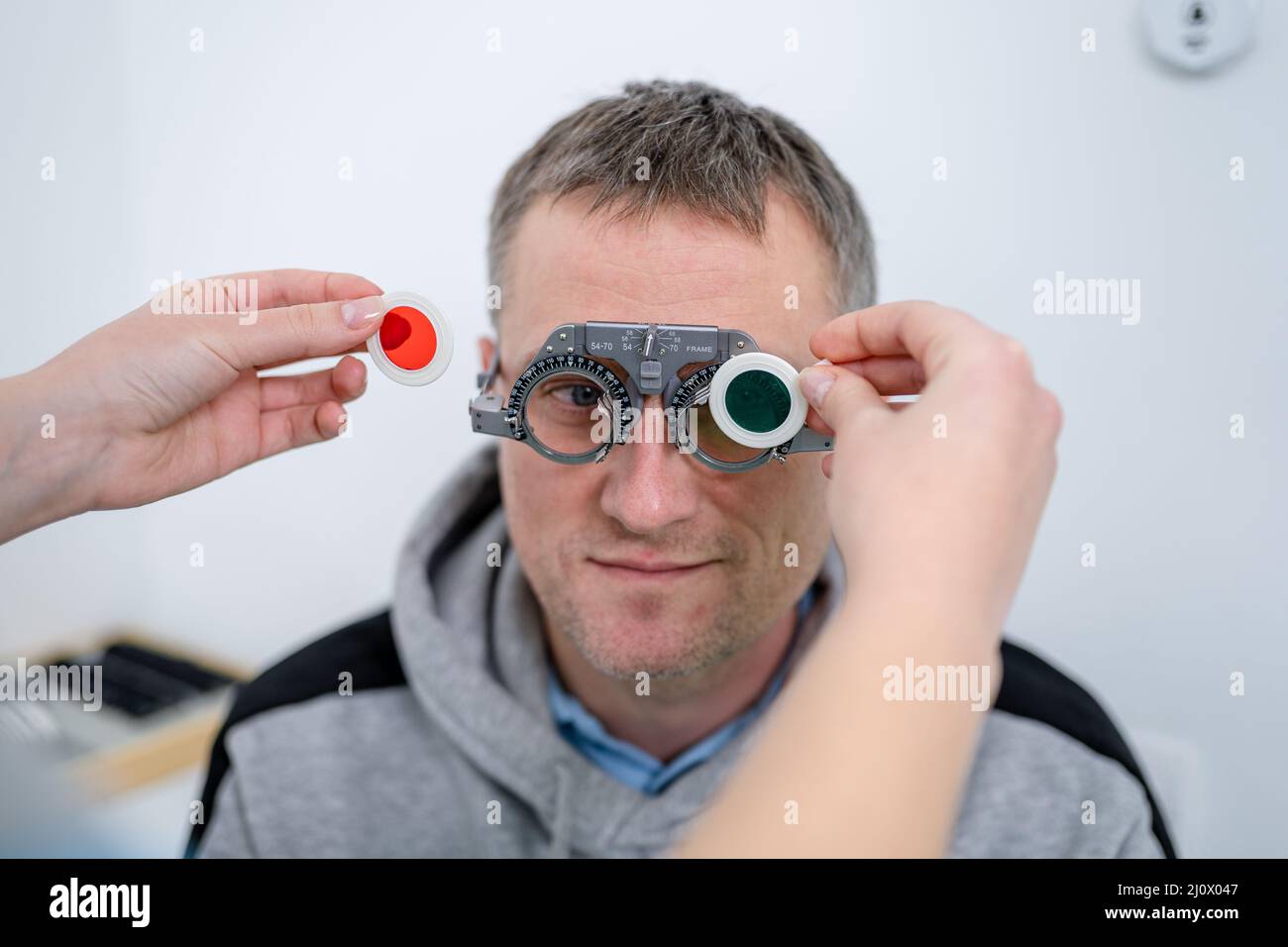 Männlicher Patient durchläuft einen Augentest und eine Verschreibung für Brillen in einer Augenklinik. Optometrist überprüft die Augen des Patienten Stockfoto