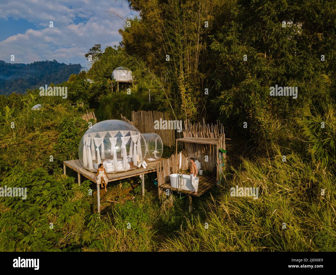 Glamping im Bubble Dome Zelt in den Bergen von Chiang Mai Thailand,  transparentes Glockenzelt mit komfortablem Bett und Kissen in Fores  Stockfotografie - Alamy