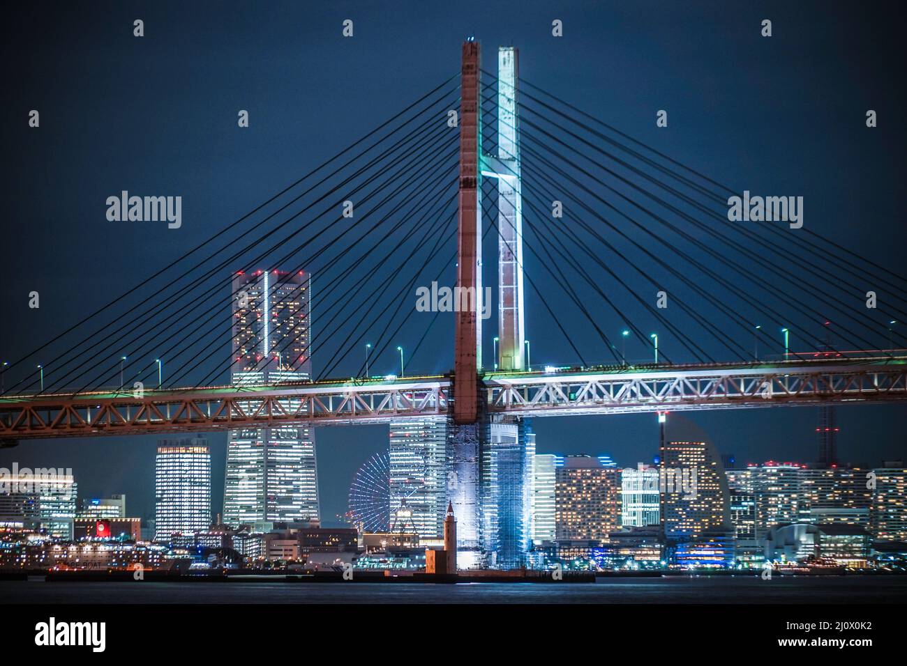 Yokohama Bay Bridge und Yokohama Minato Mirai mit Blick auf die Nacht Stockfoto