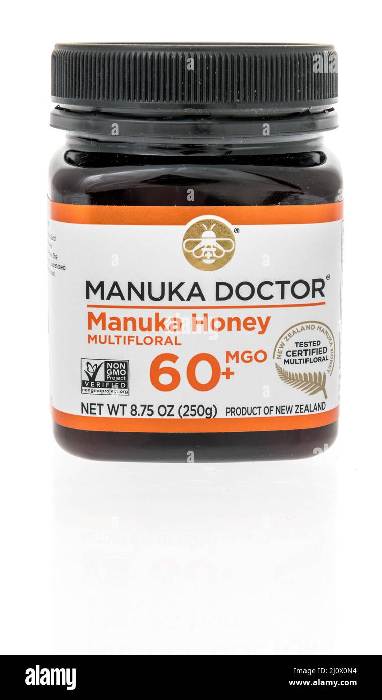 Winneconne, WI -19. März 2021: Ein Paket von Manuka Arzt manuka honig multifloral auf einem isolierten Hintergrund Stockfoto