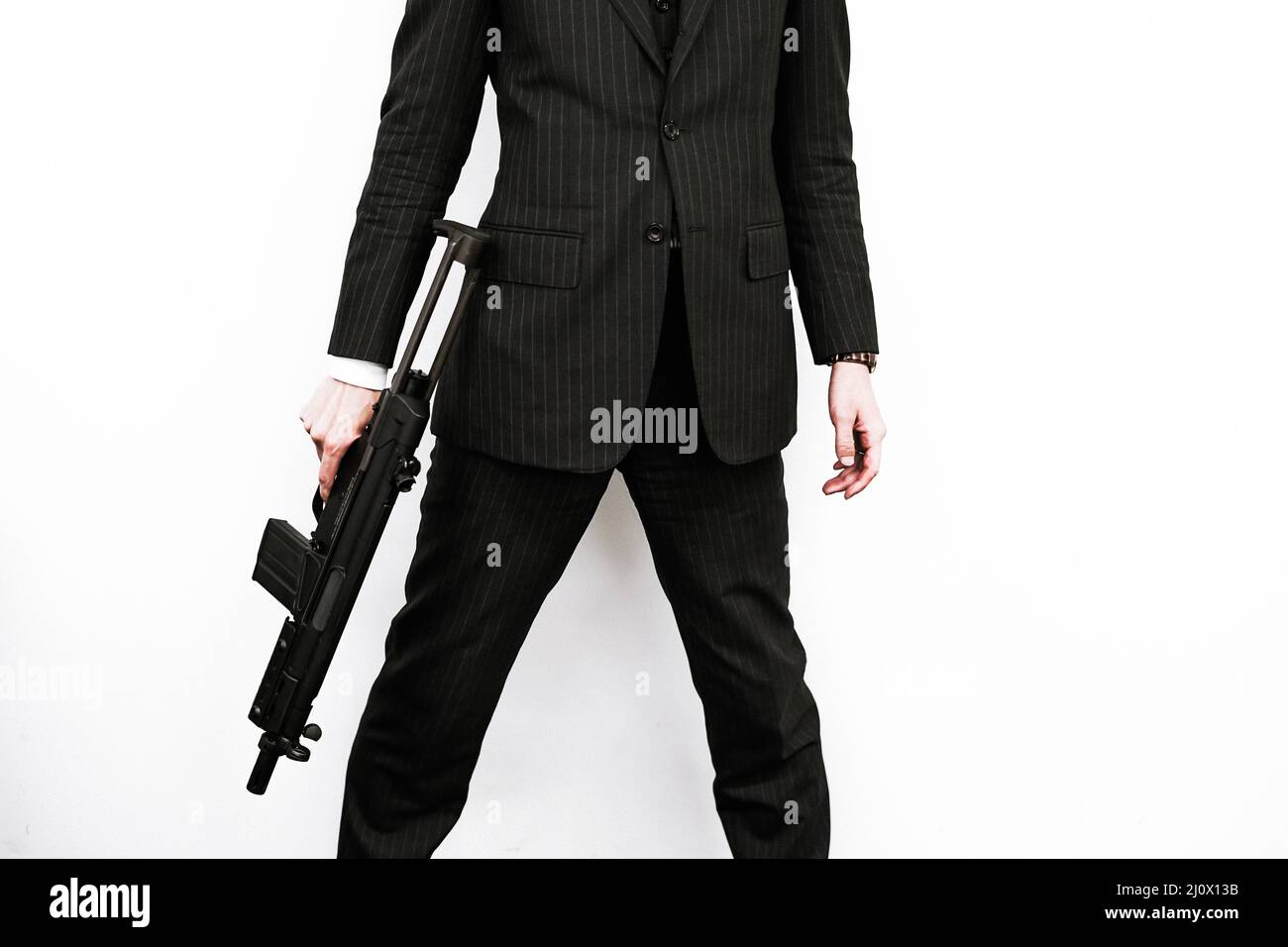 Geschäftsmann mit einem Maschinengewehr zu kämpfen Stockfoto