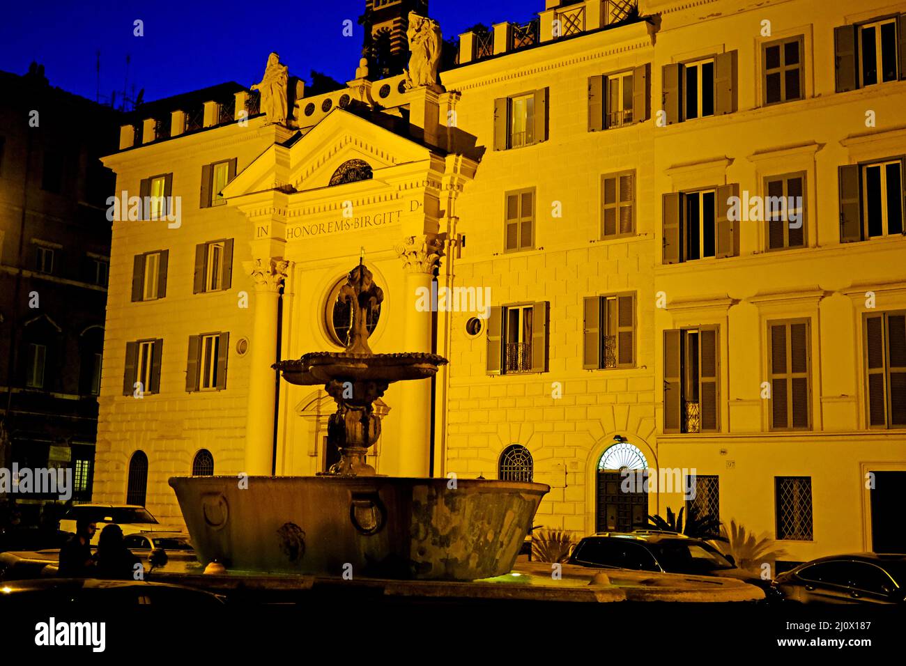 Fontana della Piazza della Piazza Farnese, ein dekorativer Brunnen vor dem Kloster Chiesa di Santa Brigida auf der Piazza Farnese in Rom, Italien Stockfoto