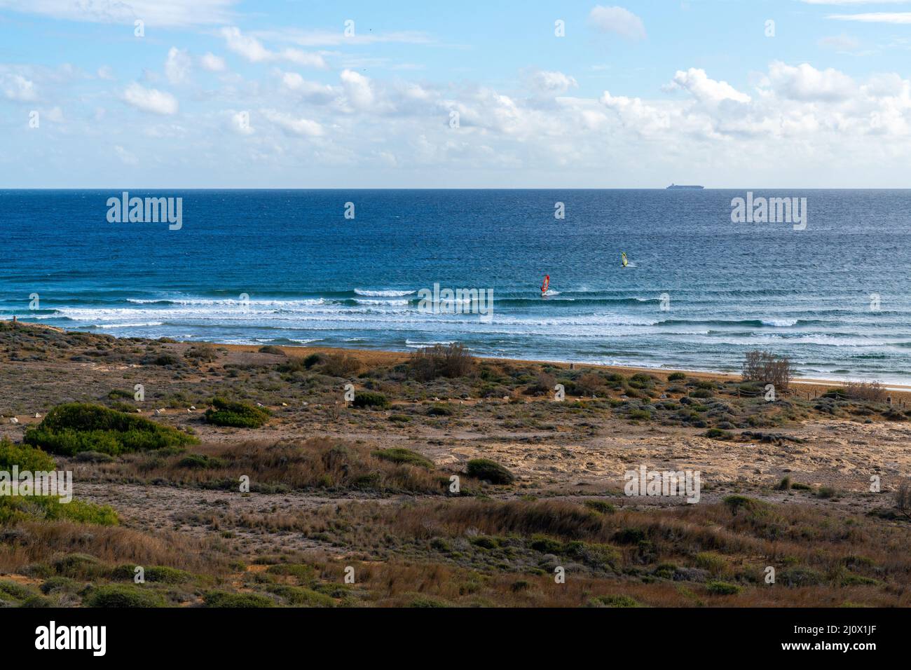 Windsurfen am abgeschiedenen Strand des Calblanque Regional Park im Süden von Murcia Stockfoto