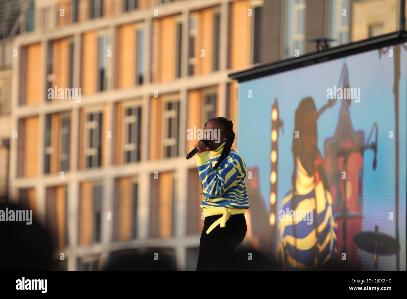 Berlin, Berlin Mitte, Deutschland. 20. März 2022. Viele bekannte Künstler stellen sich gegen den Angriff Russlands auf die Ukraine ein. Nach Angaben eines Polizeisprechers sind rund 15.000 Menschen bei der Solidaritätskundgebung „Sound of Peace“ am Brandenburger Tor. (Bild: © Simone Kuhlmey/Pacific Press via ZUMA Press Wire) Stockfoto