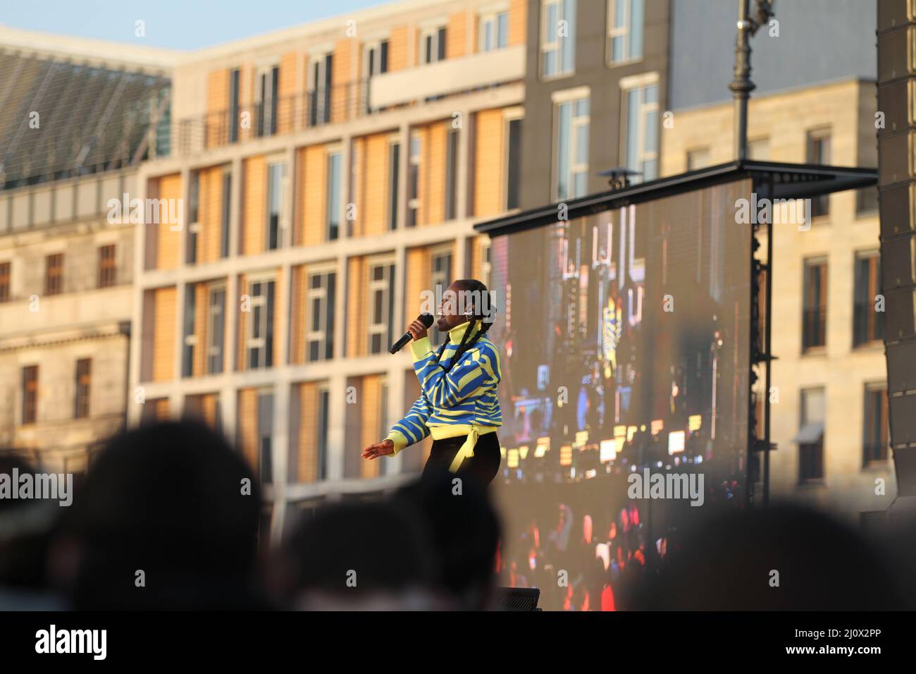 Berlin, Berlin Mitte, Deutschland. 20. März 2022. Viele bekannte Künstler stellen sich gegen den Angriff Russlands auf die Ukraine ein. Nach Angaben eines Polizeisprechers sind rund 15.000 Menschen bei der Solidaritätskundgebung „Sound of Peace“ am Brandenburger Tor. (Bild: © Simone Kuhlmey/Pacific Press via ZUMA Press Wire) Stockfoto