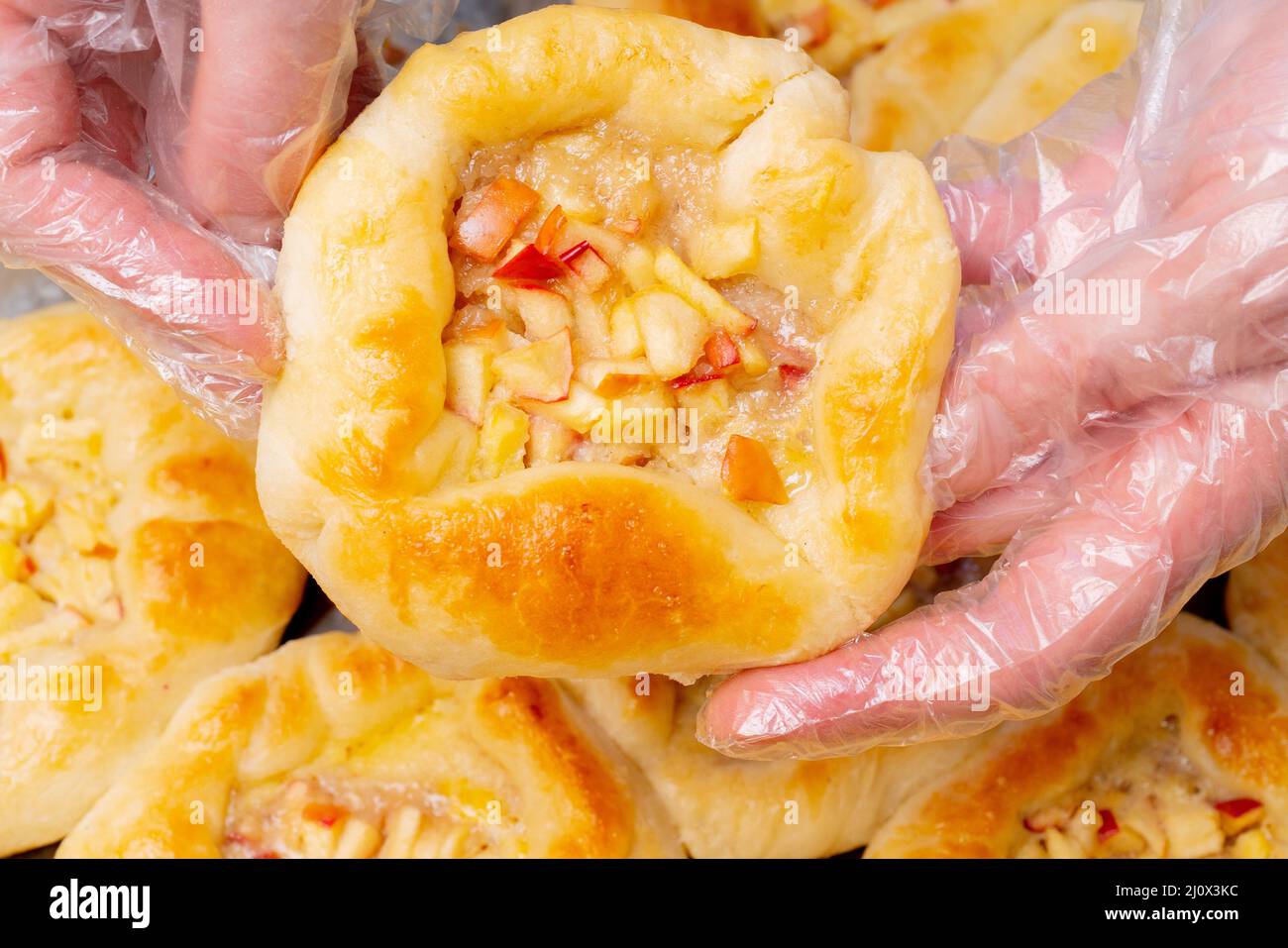 Apfelkuchen. Teigprodukte. Backen Sie Dessert in der Küche zu Hause. Hausgemachte Speisen Rezept. Stockfoto