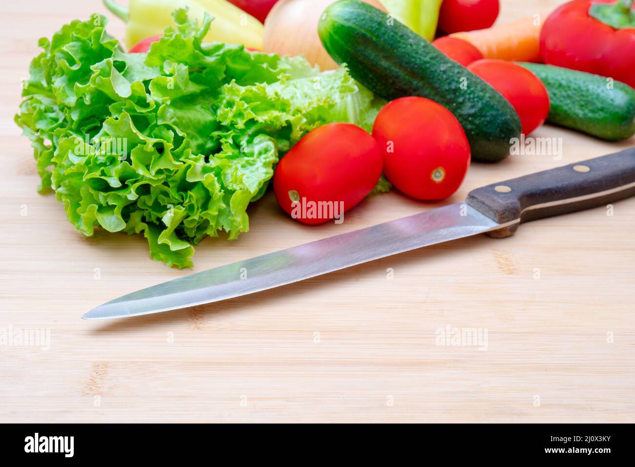 Gemüse: Salat, Zwiebeln, Tomaten, Gurken, Zwiebeln, Karotten, rote Paprika. Stockfoto