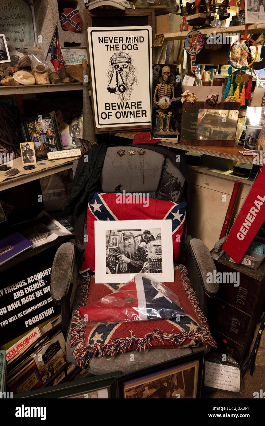 Kennesaw, Georgia, USA. 20. März 2022. Mehrere hundert Freunde des verstorbenen Dent Myers, weltweit bekannt als der farbenfrohe, freimütige und politisch falsche Besitzer von Kennesaws Civil war Surplus-Shop im Stadtzentrum von Kennesaw, versammelten sich am Samstag in seinem Gedächtnis. Im Bild: Myers Lieblingsstuhl im Laden. (Bild: © Robin Rayne/ZUMA Press Wire) Stockfoto