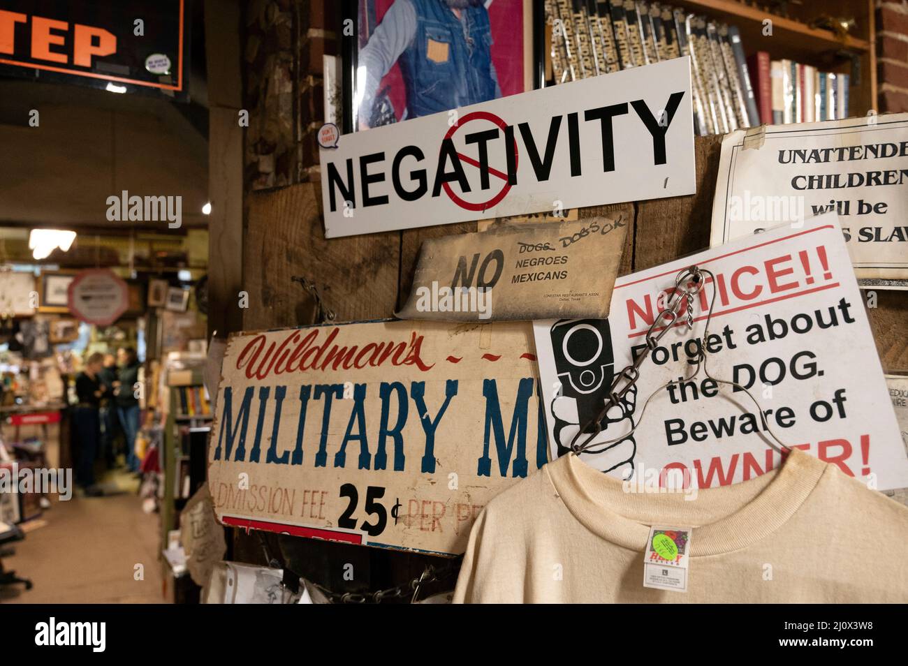 Kennesaw, Georgia, USA. 20. März 2022. Mehrere hundert Freunde des verstorbenen Dent Myers, weltweit bekannt als der farbenfrohe, freimütige und politisch falsche Besitzer von Kennesaws Civil war Surplus-Shop im Stadtzentrum von Kennesaw, versammelten sich am Samstag in seinem Gedächtnis. Im Bild: Schilder am Eingang zum ''˜museumâ des Ladens (Bild: © Robin Rayne/ZUMA Press Wire) Stockfoto